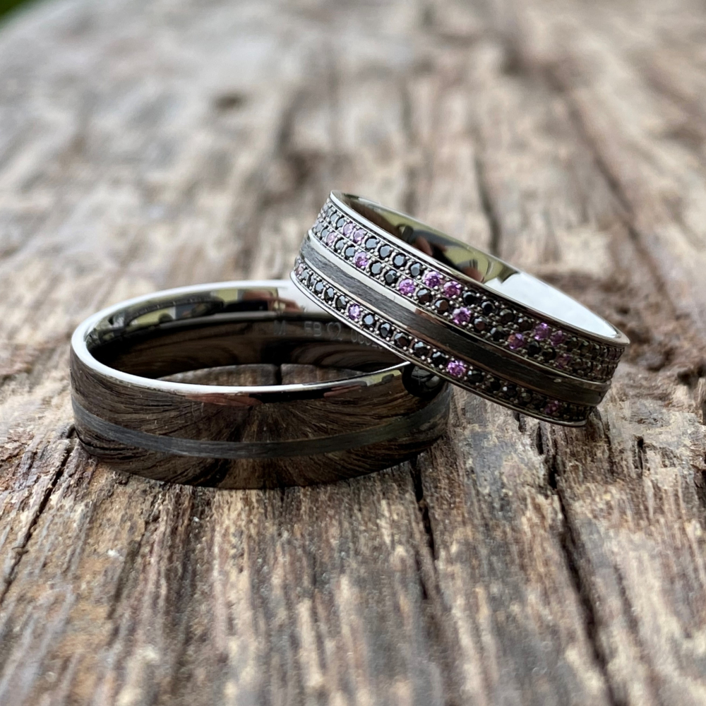 Preview: Eheringe aus 585 Graugold & Carbon mit farbigen Brillanten | Edle Ringe für moderne Paare