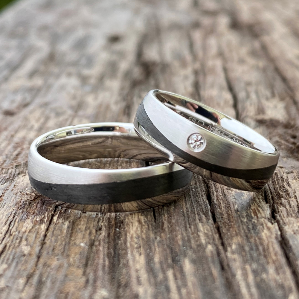 Preview: Trauringe aus 600 Platin & Carbon Welle mit Brillant | Moderne Eleganz für Paare