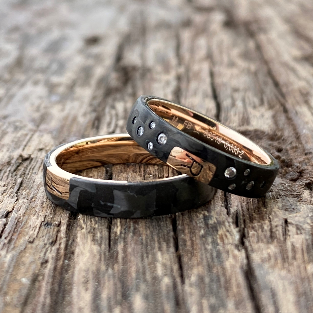 Preview: Trauringe aus 585 Rotgold & Carbon mit Buchstaben-Gravur und Brillant | Moderne Eleganz für Paare