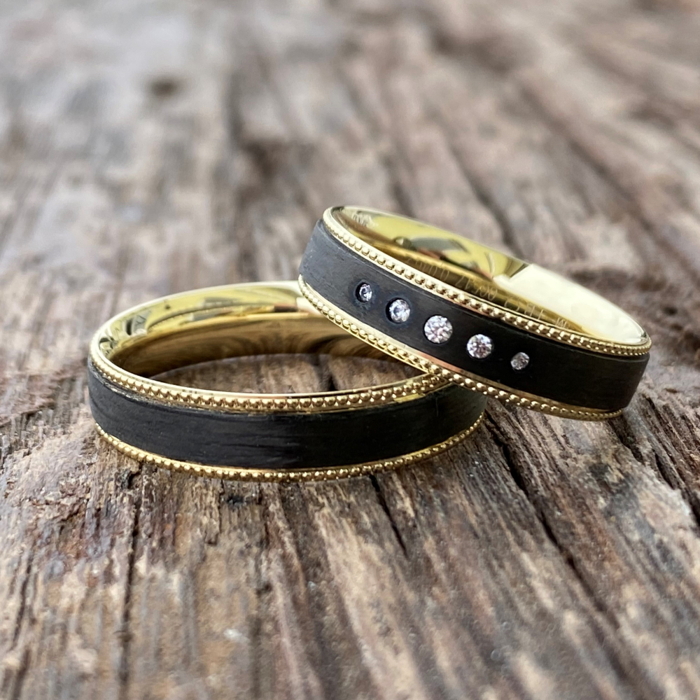 Preview: Trauringe aus 585 Gelbgold & Carbon mit Millgriffstreifen und Brillant | Moderne Klassiker für Paare