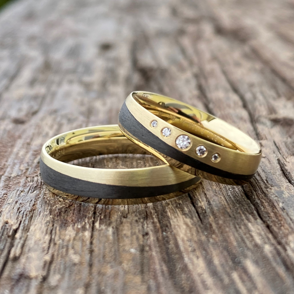 Preview: Trauringe aus 585 Gelbgold & Carbon mit Brillant | Moderne Klassiker für stilvolle Paare