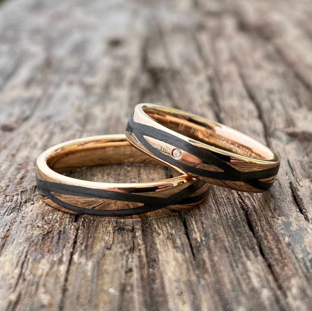 Preview: Trauringe aus 585 Rotgold & Carbon mit Brillant | Moderne Eleganz für Paare