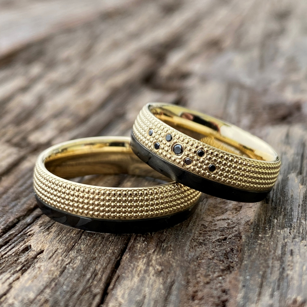 Preview: Trauringe aus 585 Gelbgold mit Carbon und schwarzen Brillanten