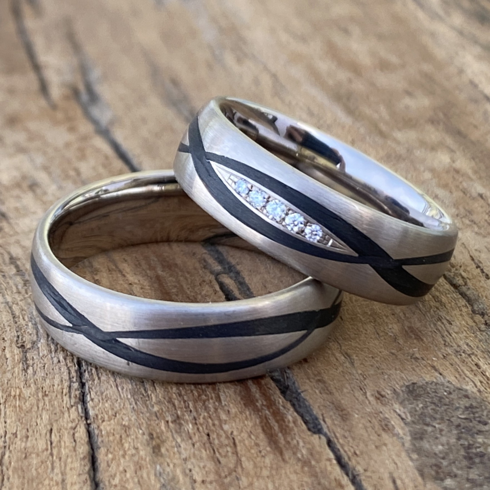 Preview: Kreuzende Eleganz: Graugold-Ringe mit Carbonstreifen und Diamantbesatz