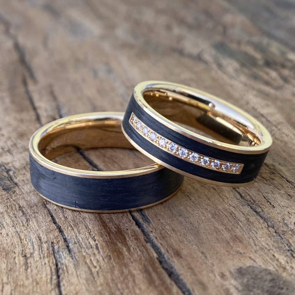 Preview: Trauringe aus 585 Apricotgold und Carbon - eine unwiderstehliche Verbindung aus Eleganz und Moderne.