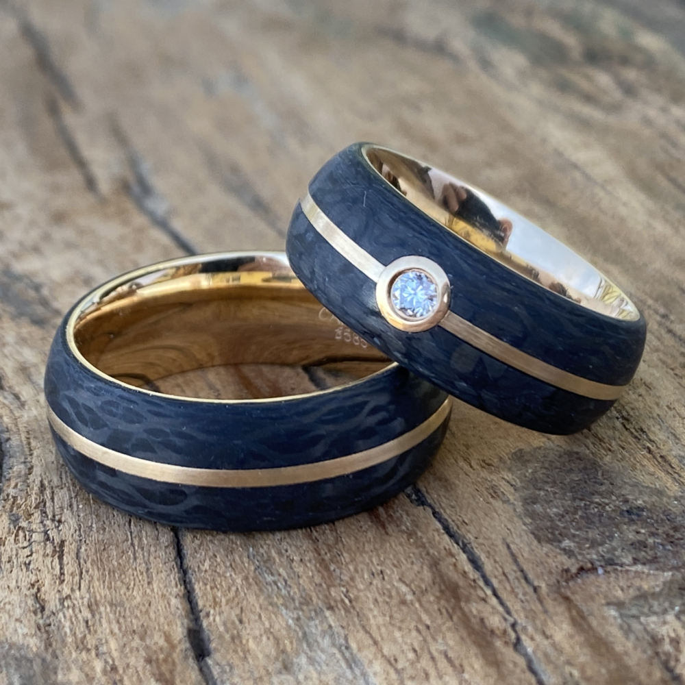 Preview: Moderne Eleganz: Trauringe aus 585 Apricotgold und Carbon mit Diamant