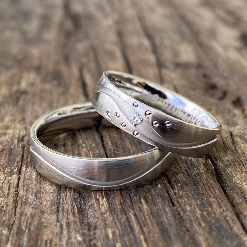 Preview: Eleganz im Doppelpack: Weißgold-Trauringe mit Brillantbesatz 0,040 ct W/SI