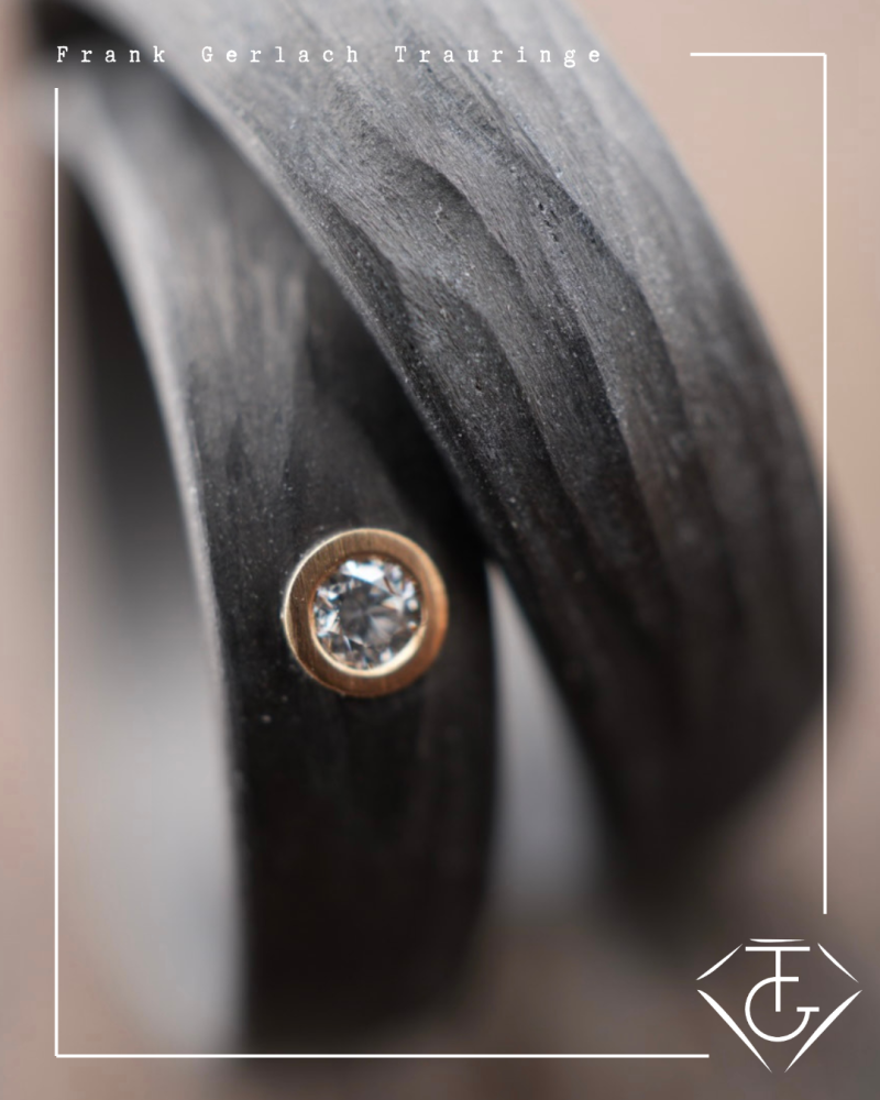 Preview: Trauringe aus Carbon mit Rinde-Oberfläche und Caramelgold-Fassung