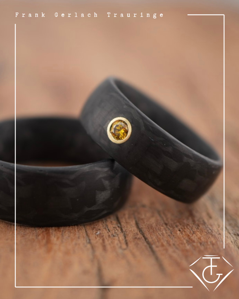 Preview: Trauringe aus Carbon mit glatter Oberfläche und gelbem Diamant