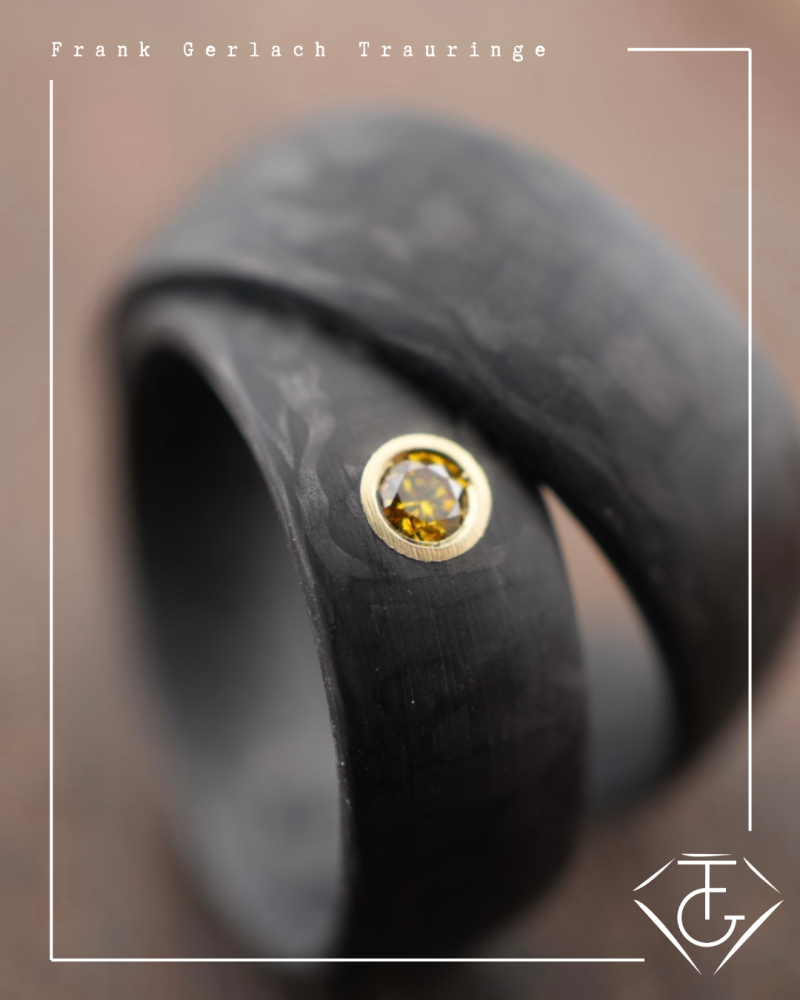Preview: Trauringe aus Carbon mit glatter Oberfläche und gelbem Diamant
