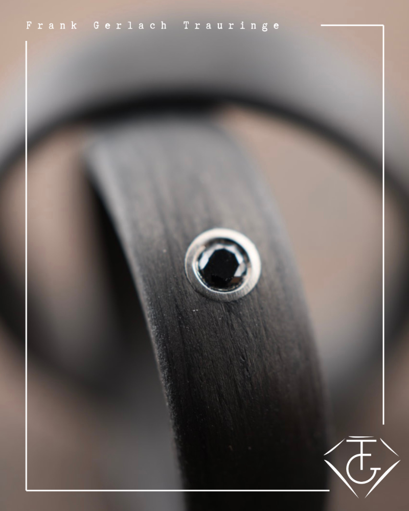 Preview: Trauringe aus Carbon mit glatter Oberfläche und schwarzem Diamant