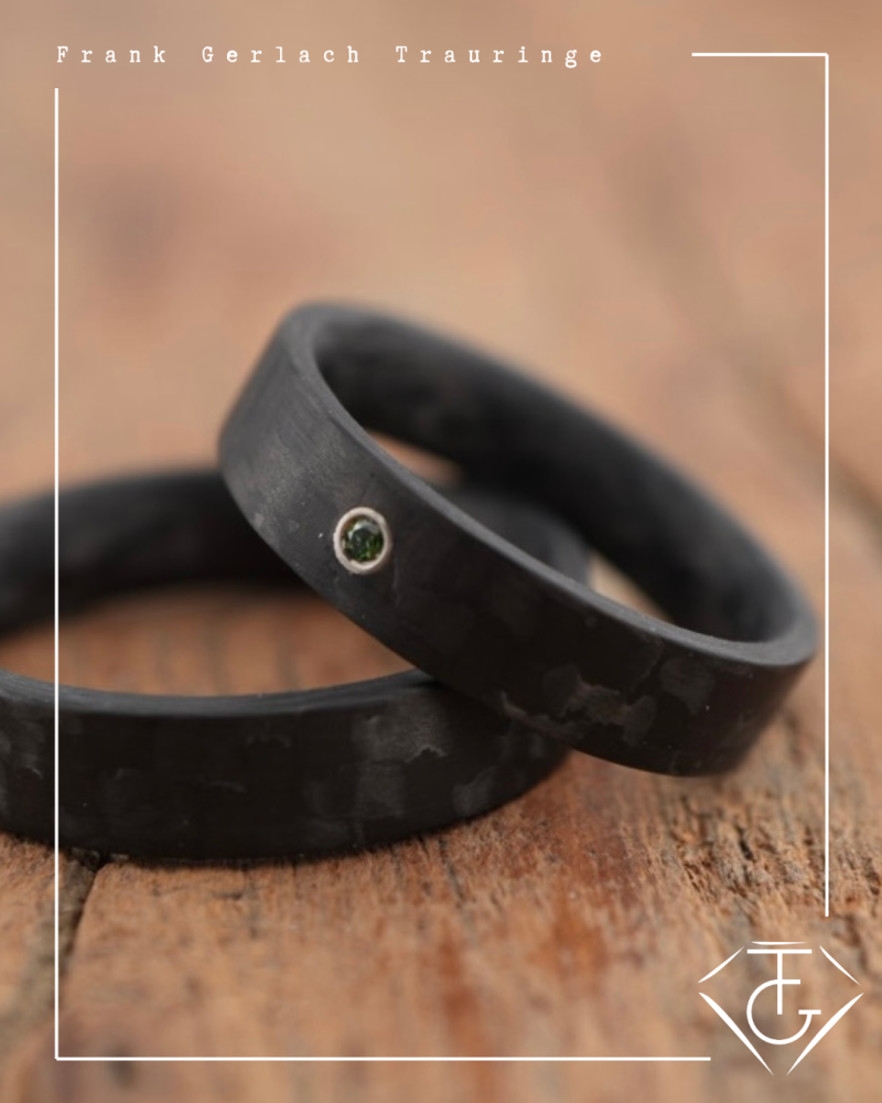 Preview: Trauringe aus Carbon mit glatter Oberfläche und blauem Diamant
