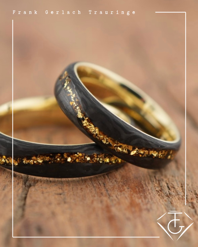 Preview: Eheringe aus 585 Gelbgold & Carbon mit Gold-Flakes-Welle