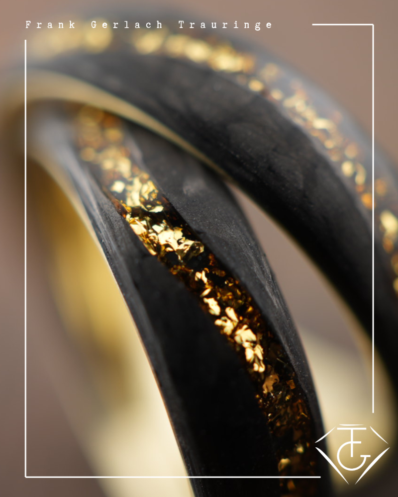 Preview: Eheringe aus 585 Gelbgold & Carbon mit Gold-Flakes-Welle