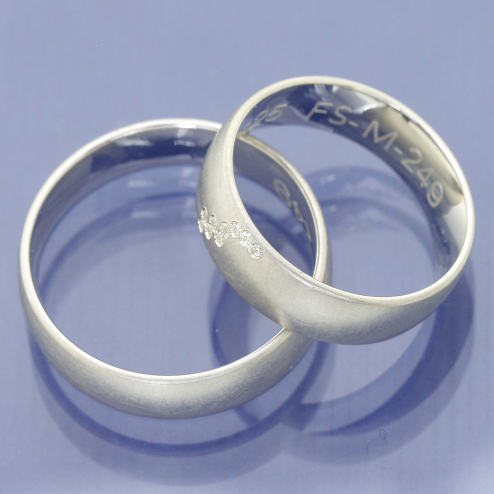 Preview: Trauringe aus 600 Platin mit edler Reibmatt-Oberfläche und Brillanten