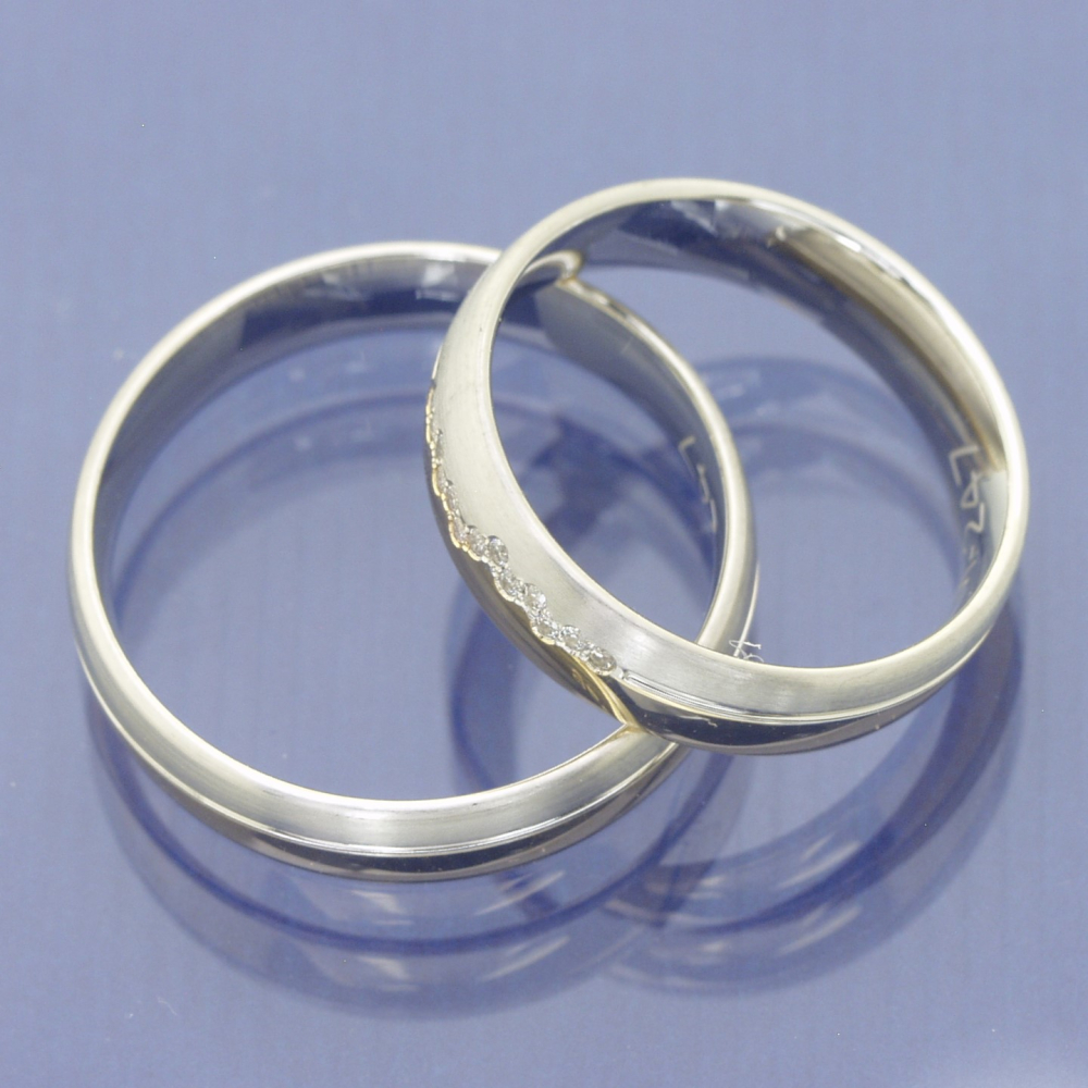 Preview: Trauringe aus 600 Platin und 585 Apricotgold mit schräger Teilung und Brillantbesatz