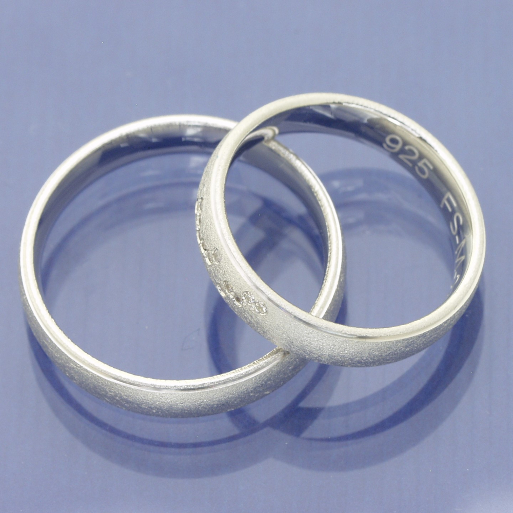 Preview: Trauringe „Liebespfad“ aus 600 Platin mit sandmatter Oberfläche und Brillantbesatz