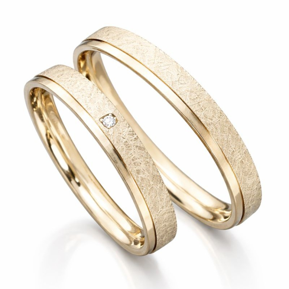 Eheringe aus 585 Caramelgold mit eismatter Oberfläche und Brillant