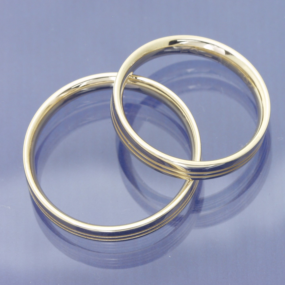 Preview: Eheringe aus 585 Caramelgold mit Glanzrillen, polierter Oberfläche und Brillant