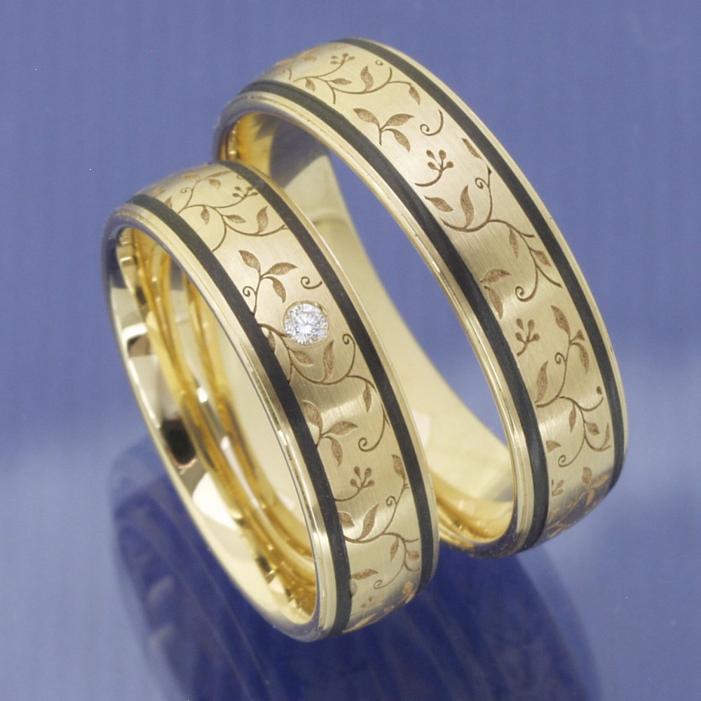 Preview: Florale Eleganz: Apricotgold-Trauringe mit Carbonstreifen und Diamant