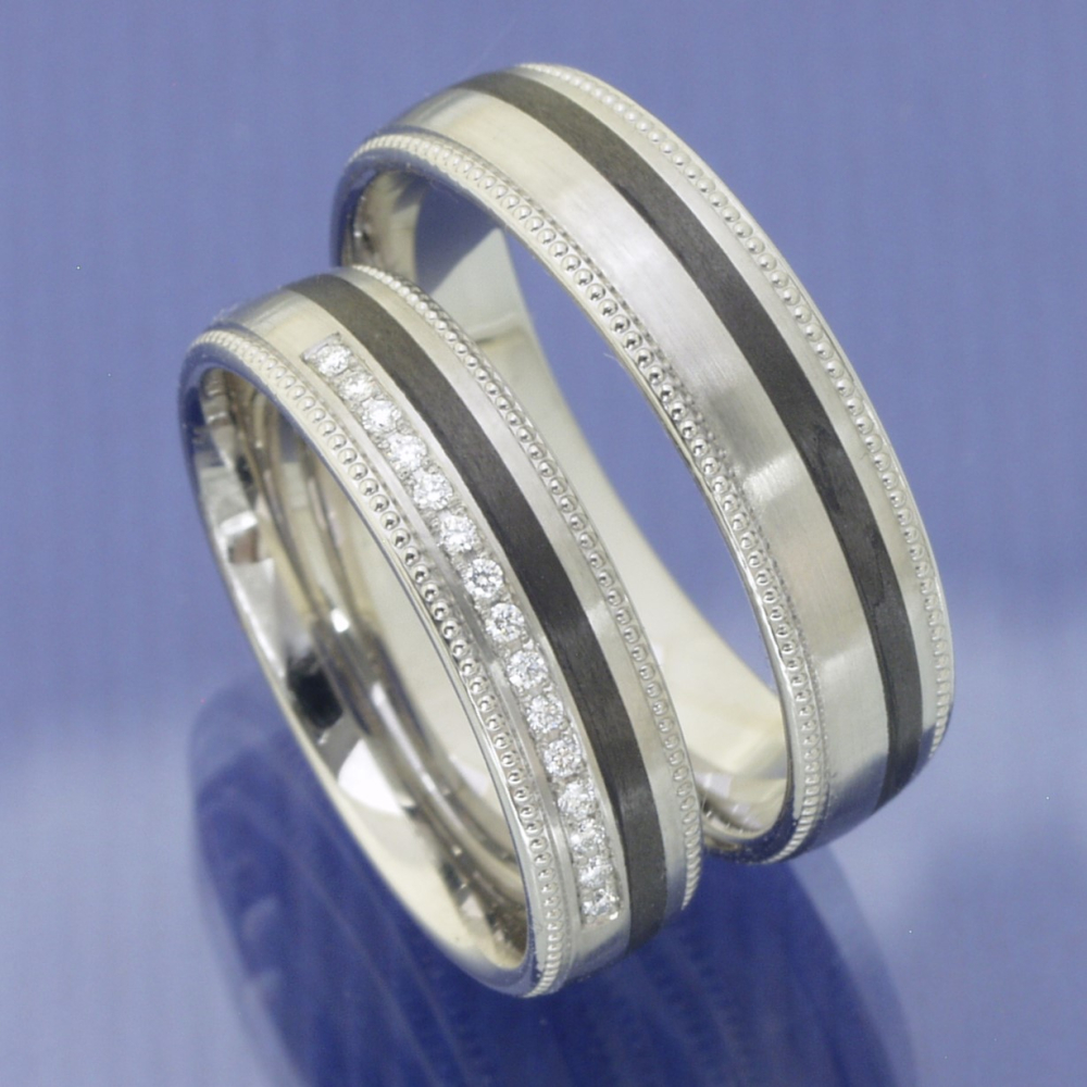 Preview: Harmonie in 600 Platin und Carbon: Eheringe mit Brillantbesatz