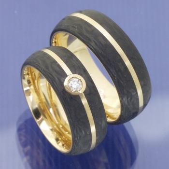 Moderne Eleganz: Trauringe aus 585 Apricotgold und Carbon mit Diamant