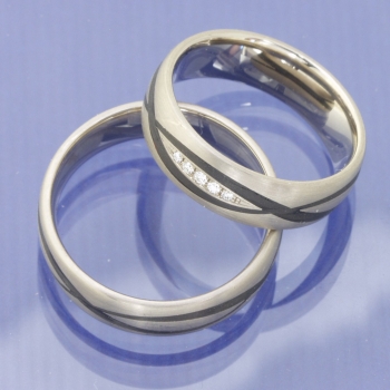 Kreuzende Eleganz: Graugold-Ringe mit Carbonstreifen und Diamantbesatz