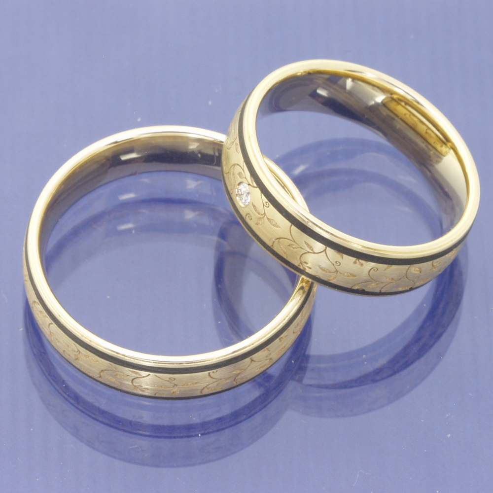 Preview: Florale Eleganz: Apricotgold-Trauringe mit Carbonstreifen und Diamant