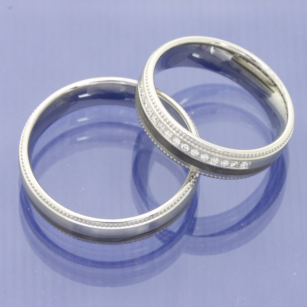Preview: Harmonie in 600 Platin und Carbon: Eheringe mit Brillantbesatz