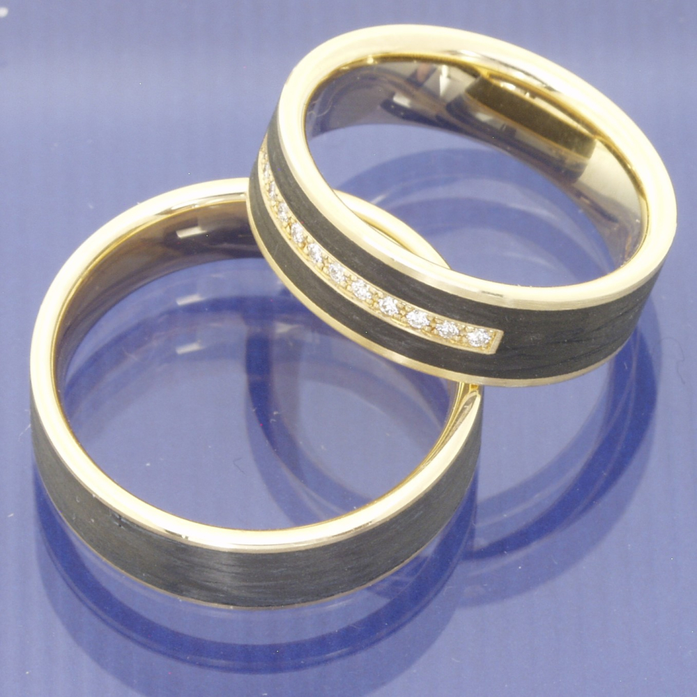 Preview: Trauringe aus 585 Apricotgold und Carbon - eine unwiderstehliche Verbindung aus Eleganz und Moderne.