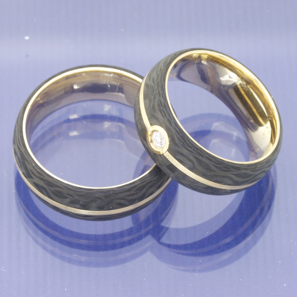 Preview: Moderne Eleganz: Trauringe aus 585 Apricotgold und Carbon mit Diamant