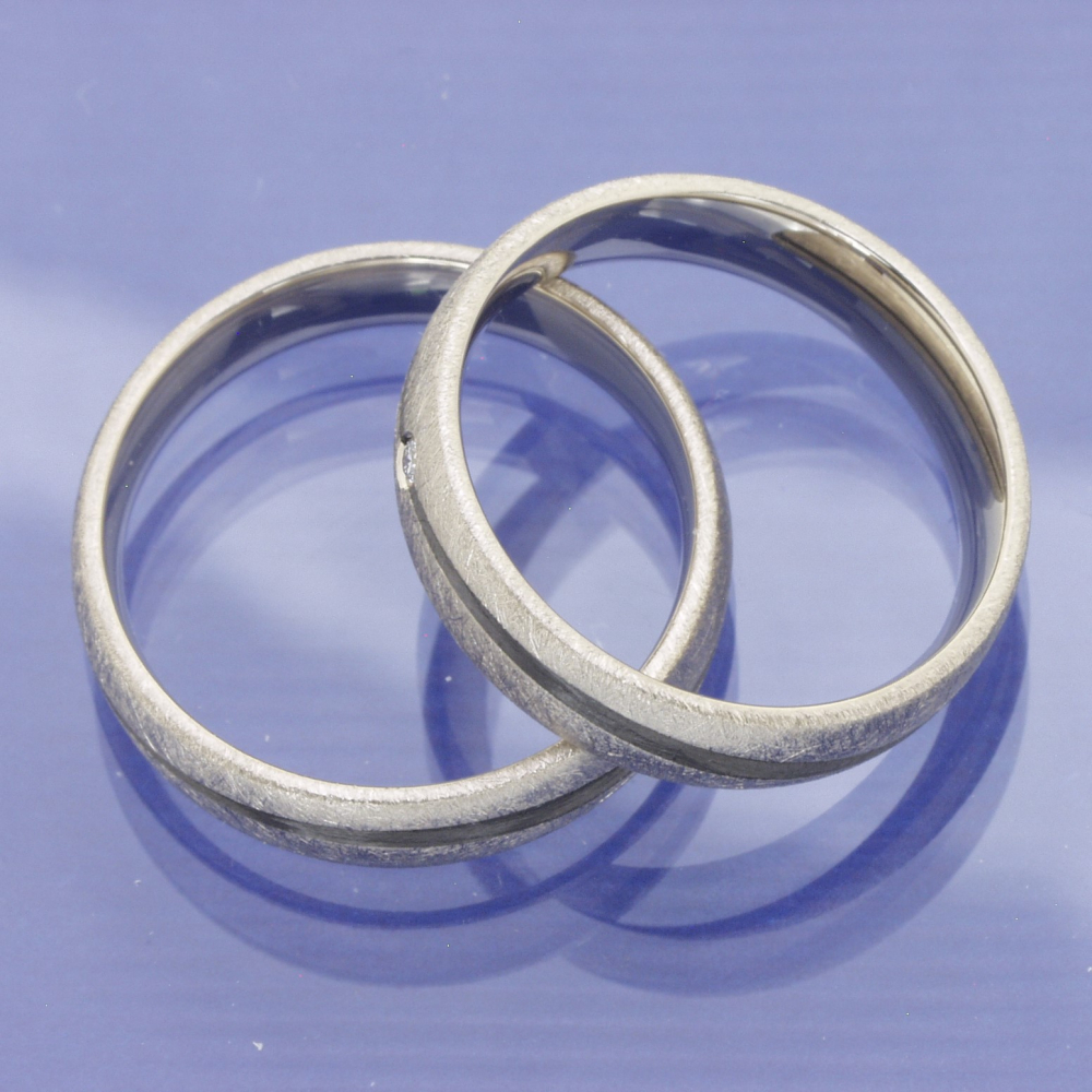 Preview: Trauringe aus 600 Platin & Carbon mit 0,02 ct Brillant | Moderne Eleganz für Paare