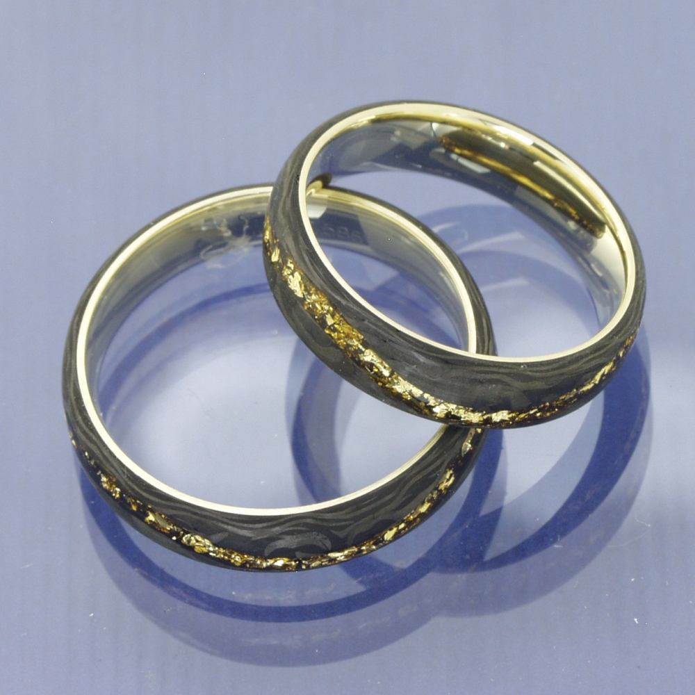Preview: Eheringe aus 585 Apricotgold & Carbon mit Gold-Flakes-Welle