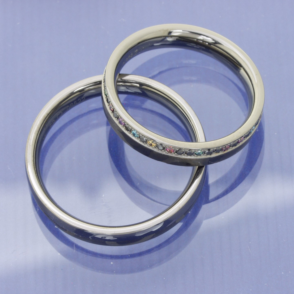 Preview: Trauringe aus 585 Graugold, Palladium & Carbon mit farbigen Brillanten