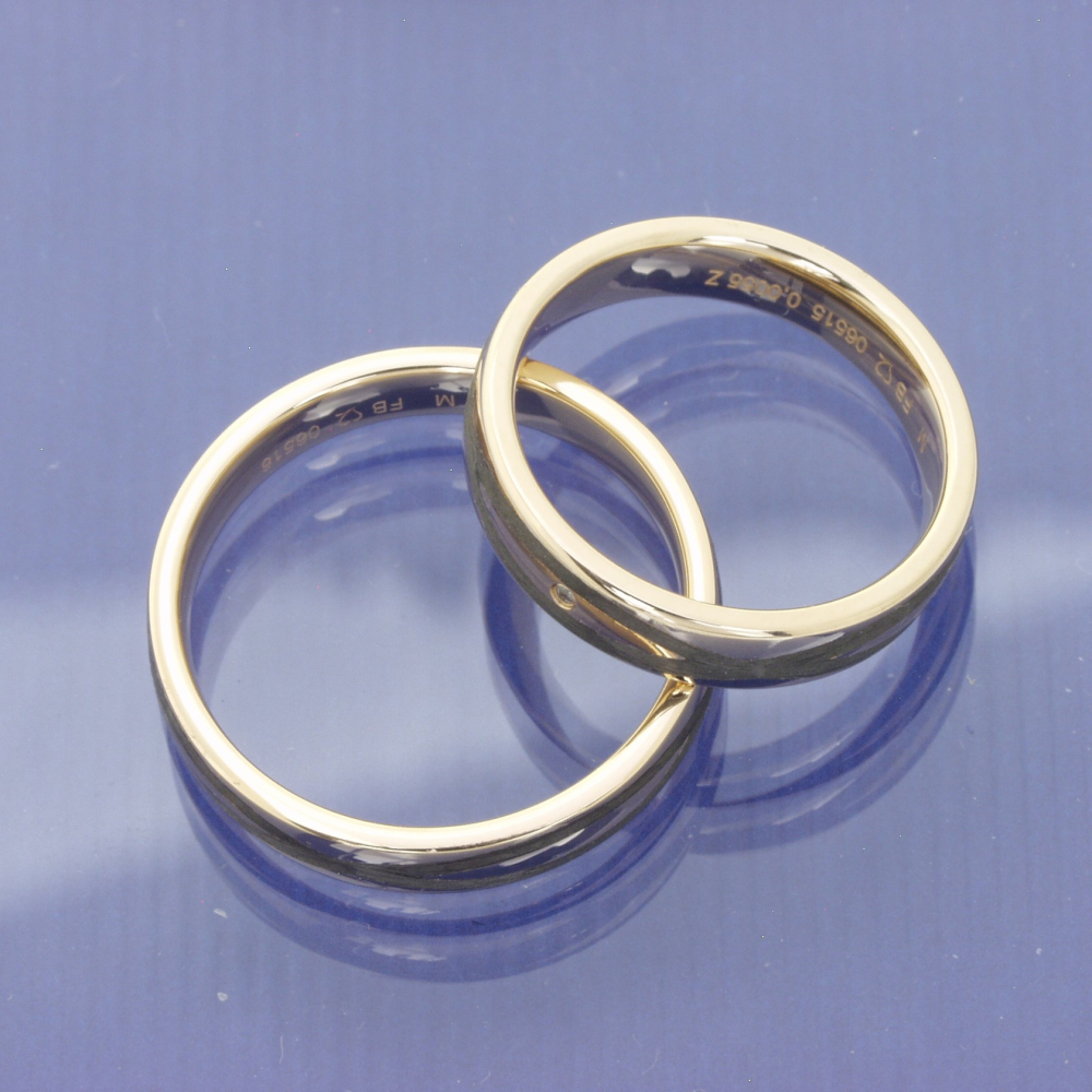 Preview: Trauringe aus 585 Rotgold & Carbon mit Brillant | Moderne Eleganz für Paare