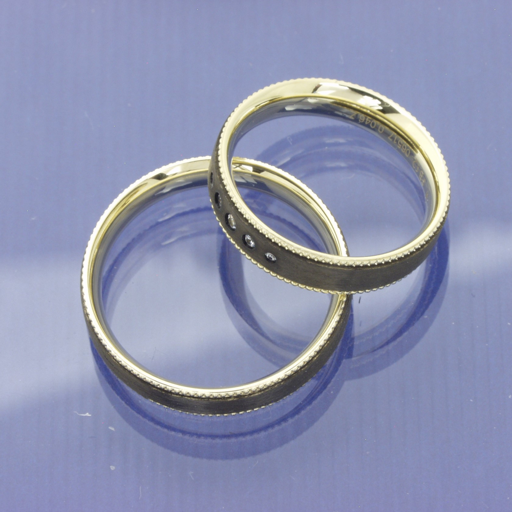 Preview: Trauringe aus 585 Gelbgold & Carbon mit Millgriffstreifen und Brillant | Moderne Klassiker für Paare