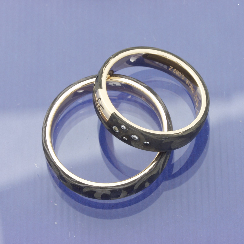 Preview: Trauringe aus 585 Rotgold & Carbon mit Buchstaben-Gravur und Brillant | Moderne Eleganz für Paare