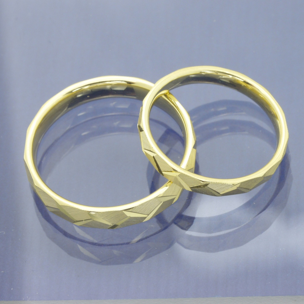 Preview: Twinkles Trauringe aus 375 Gelbgold – facettenreiches Design mit modernem Glanz