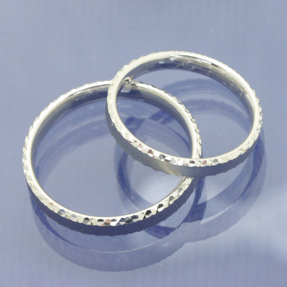 Preview: Twinkles Trauringe aus 375 Weißgold – filigrane Eleganz mit funkelnden Facetten