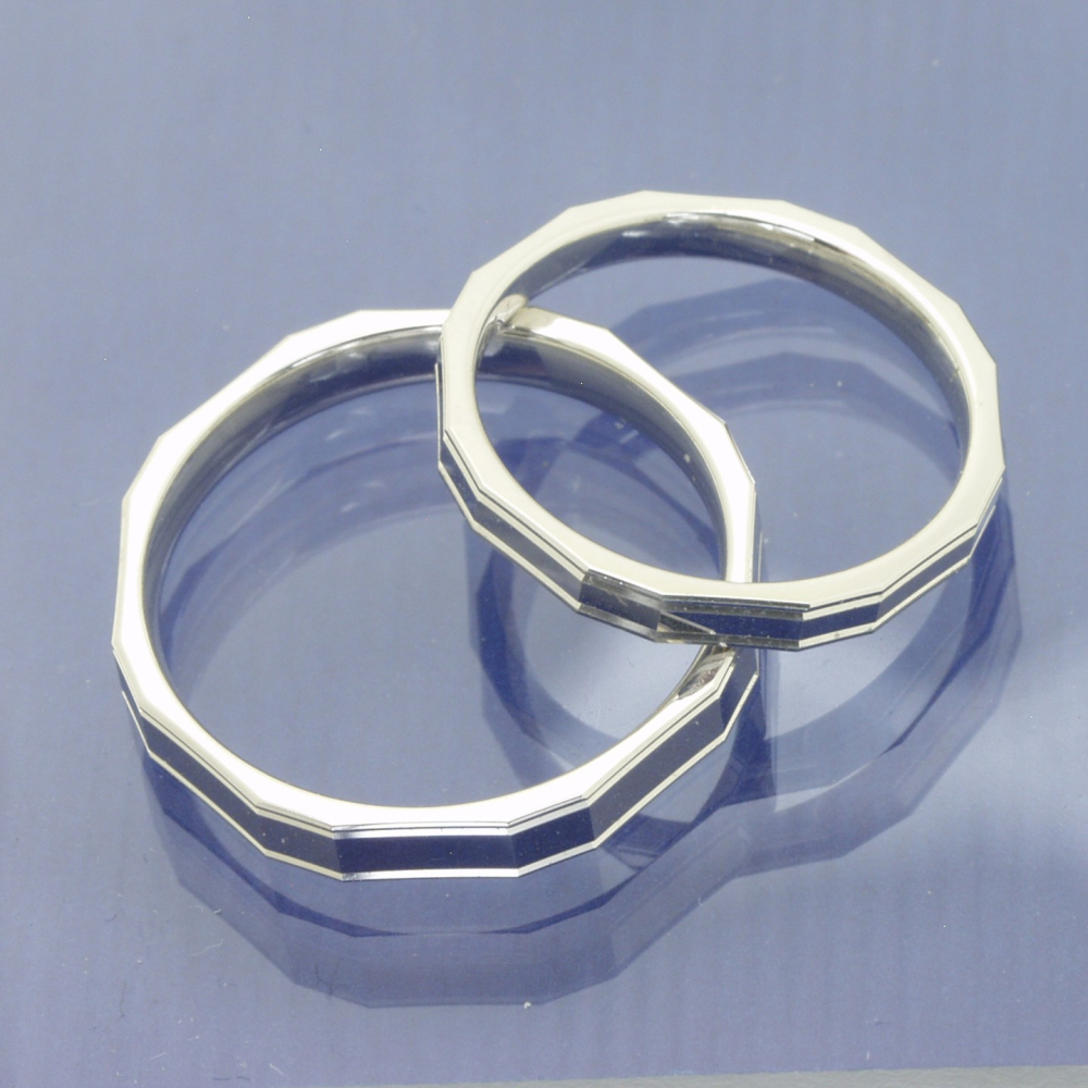 Preview: Twinkles Trauringe aus 375 Weißgold – facettenreiche Eleganz in moderner Form