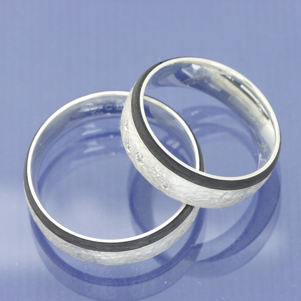 Preview: Günstige Trauringe aus 925 Silber & Carbon mit Brillanten | Moderne Eleganz für preisbewusste Paare