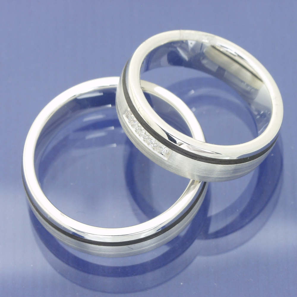 Preview: Günstige Trauringe aus 925 Silber & Carbon mit 0,050 ct Brillanten | Stilvolle Option für Paare mit kleinerem Budget