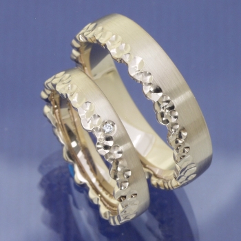 Haselnussgoldene Eheringe mit Diamant - 585er Gold, 0,010 ct TW-SI Brillant