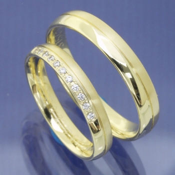Harmonisches Leuchten: MEMOIRE & TRAURING Ehepaar-Ringe aus 585 Gelbgold mit Brillanten