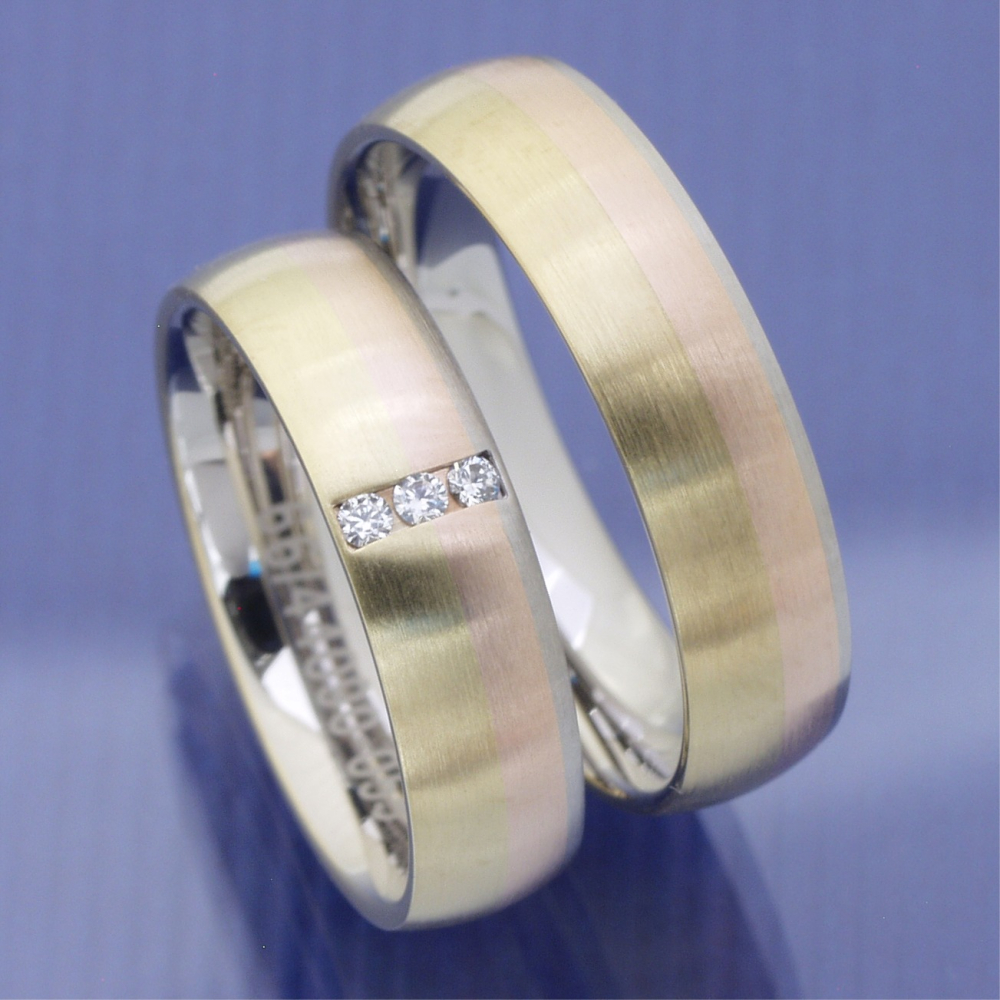 Preview: Tricolor Eheringe aus Weiß-, Gelb- und Roségold mit Diamanten – Modell Sunrise