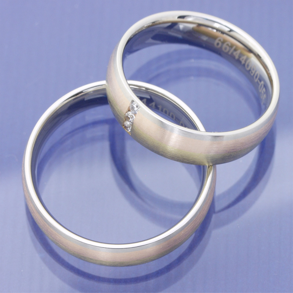 Preview: Tricolor Eheringe aus Weiß-, Gelb- und Roségold mit Diamanten – Modell Sunrise