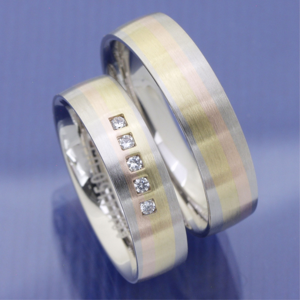Preview: Tricolor Eheringe aus Weiß-, Rosé- und Gelbgold mit Diamanten – Modell Sunrise