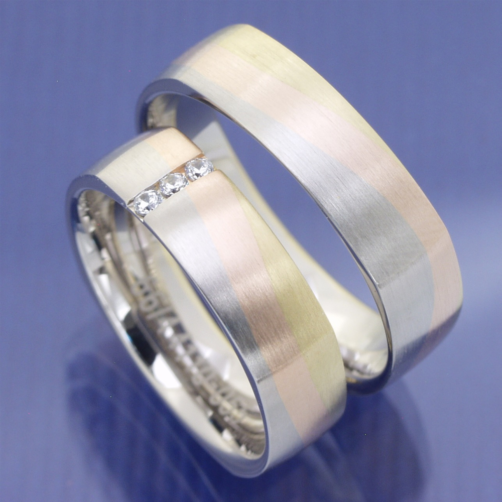 Preview: Quadratische Tricolor Eheringe aus Weiß-, Rosé- und Gelbgold mit Carré Diamanten – Modell Sunrise