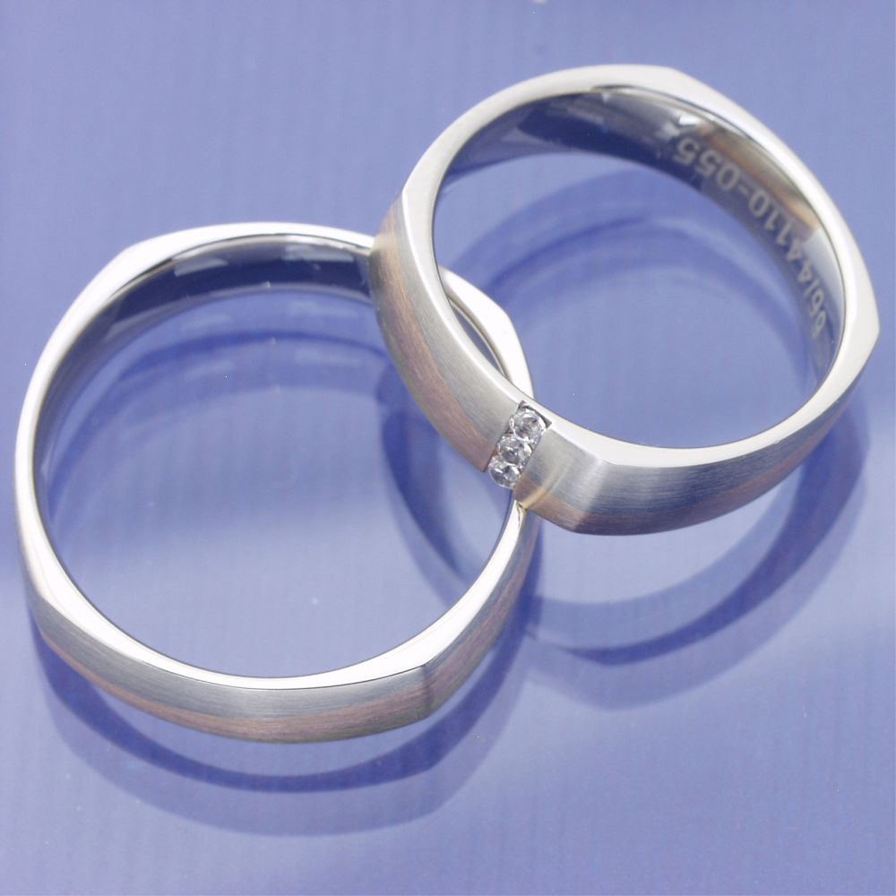 Preview: Quadratische Tricolor Eheringe aus Weiß-, Rosé- und Gelbgold mit Carré Diamanten – Modell Sunrise