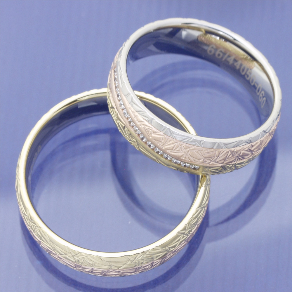 Preview: Tricolor Eheringe aus Rosé-, Gelb- und Weißgold mit Diamanten – Modell Sunrise